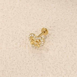 Makroaufnahme von S925 Silber Herzohrring mit Zirkonia und Schleifendekoration