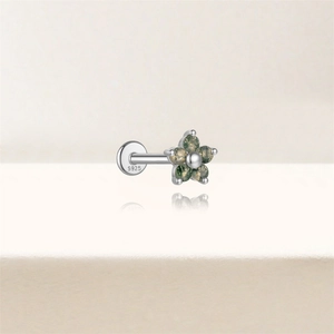 Detailansicht des S925 Sterlingsilber-Blütensteckers mit Moosachat-Inlay in Kleeblattform