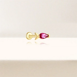 Makro-Detail des S925 Silber-Pfeilohrrings in Gold mit Rubin-Zirkonia-Tropfen