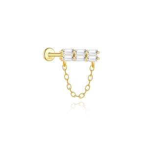 Makro-Detail von S925 Silber Gold Kettenohrring mit Baguette-Zirkonia auf weißem Grund