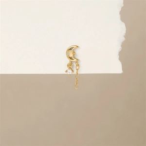 Detailansicht von s925 Silber Gold Mond Ohrring mit Opalstein und feiner Kette hängend