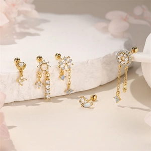 Detail van s925 zilveren zonnebloem oorbellen met blauwe opaal en 18K goud plating