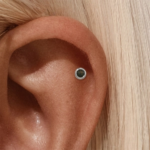 Nahaufnahme der S925 Silber Ohrstecker mit grünem Moosachat am Ohr der Frau