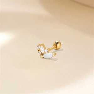 Macro detail van gouden bloem opaal oorknopje met marquise opaal en zirkoon accenten