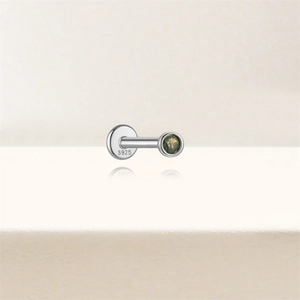 Detailansicht eines S925 Sterlingsilber-Ohrsteckers mit grünem Moosachat-Edelstein