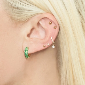 Luxuriöse goldene Creolen mit grünem Edelstein und glitzernden Mehrfach-Piercing-Ohrsteckern