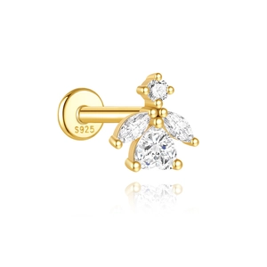 Makroaufnahme von S925 Sterling Silber Goldohrstecker mit Herz-Zirkonia und Blumenfassung