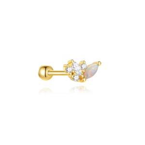 Detailopname van S925 zilveren opaal bloem kraakbeen piercing met gouden afwerking