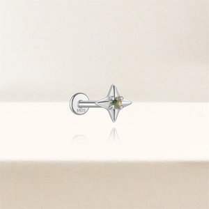 Nahaufnahme des S925 Silber Nordstern Labret-Steckers mit grünem Edelstein