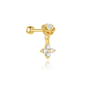 Macro-opname van gouden bloemenoorknopje met hartsteen en kruisvormige hanger