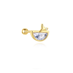 Detail van gouden walvis oorknopje met zirkonia en een veilige schroefsluiting