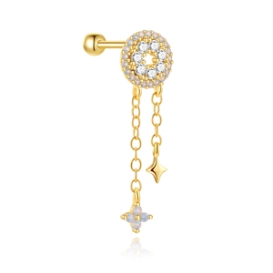 Detail van s925 zilveren goud piercing met opaalbloem en bungelende sterhangers