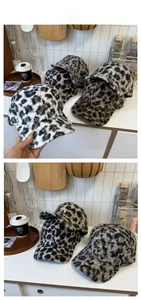 Détail de casquettes de baseball en peluche à imprimé léopard en plusieurs couleurs