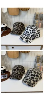 Détails de casquettes léopard en peluche marron et grise avec texture fausse fourrure