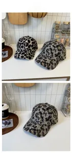 Détail de casquettes de baseball en peluche léopard chaudes en marron et gris hiver
