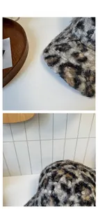 Gros plan sur la texture pelucheuse léopard d'une casquette d'hiver chaude