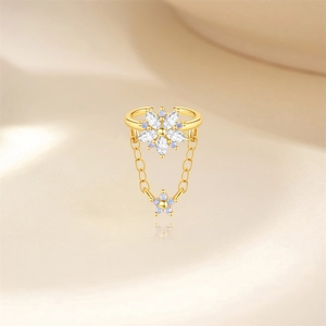 Dettaglio dell'ear cuff a fiore in argento s925 con opale blu e zirconi marquise