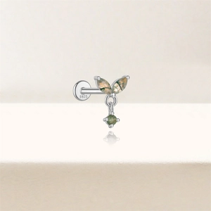 Nahaufnahme eines S925 Silber-Labret-Ohrrings mit Moosachat-Blättern und S925-Punze