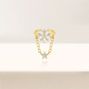 Dettaglio dell'orecchino a clip floreale in argento S925 con opale e zirconi
