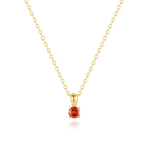 Detail van een gouden ketting met een ronde oranje edelsteen in een klassieke klauwzetting