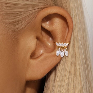 Dettaglio del ear cuff dorato con zirconi a marquise e design a grappolo floreale