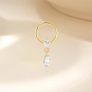 Detail van een s925 zilveren neusring met marquise zirkoon op beige satijn