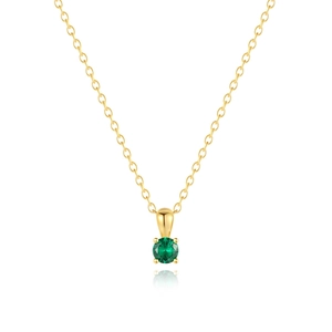 Detail van een gouden ketting met ronde groene edelsteen hanger in klassieke pootzetting