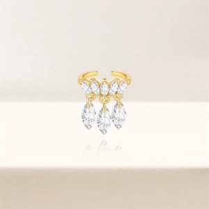 Dettaglio del ear cuff in argento s925 con cristalli marquise e finitura oro elegante