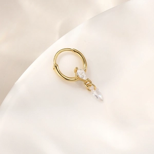 Close-up van een s925 zilveren gouden oorring met een marquise geslepen zirkoon hanger
