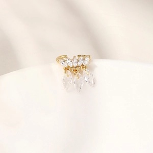 Dettaglio dell'ear cuff in argento dorato con pendenti in zircone a marquise