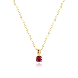 Detailopname van een ronde rode robijnen hanger aan een fijne gouden ketting