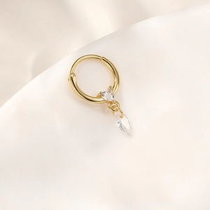Gedetailleerde weergave van een gouden s925 zilveren oorring met hart- en marquise bedels