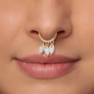 Macro detail van gouden opaal neusring met marquise zirkoon hangers op een model