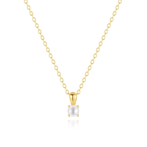 Detailopname van een witte parelhanger aan een gouden druppelvormige borging met O-ketting