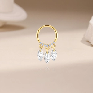 Detail van vergulde s925 zilveren neusring met marquise-geslepen stenen en blauwe gems