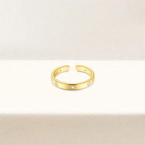 Detail of S925 sterling silver ring featuring star-shaped zircon and S925 hallmark engraving