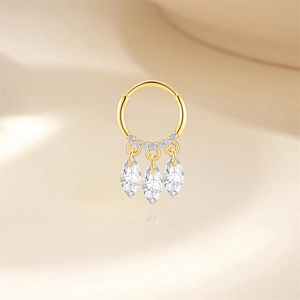 Detail van vergulde s925 zilveren ring met opaal en drie marquise zirkonia hangers