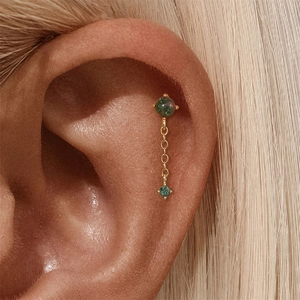 Detailansicht s925 Goldkette Ohrringe mit grünem Achat und blauem Zirkon am Modell