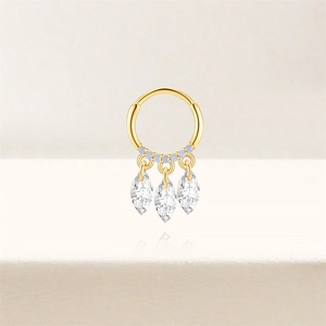 Macro-opname van s925 zilveren neusring met marquise zirkoon en blauwe accenten