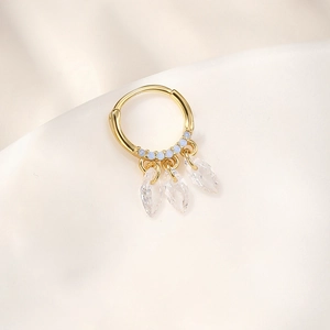 Detail van gouden s925 zilveren ring met opaalparels en marquise zirkoon hangers