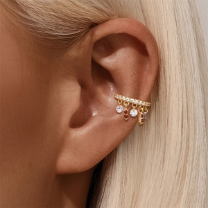 Dettaglio ear cuff in argento s925 con opale blu e pendenti in zircone bianco a fiori