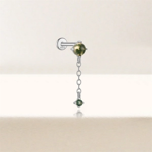 Detailansicht S925 Silber Ohrring mit grünem Moosachat und hängendem Kettenelement