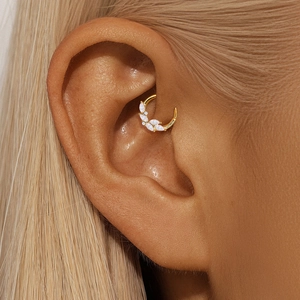 Detail van s925 zilveren oormanchet met vijf marquise-geslepen witte zirkonia's in goud