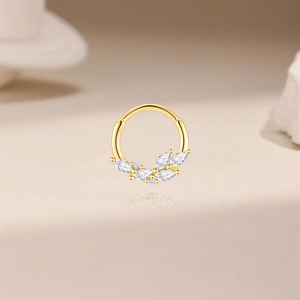 Detailopname van een gouden neusring met marquise-zirkonia en opaal accenten
