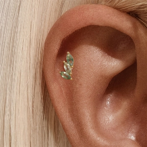 Makroaufnahme von S925 Gold Ohrstecker mit drei grünen Moosachaten im Marquise-Schliff