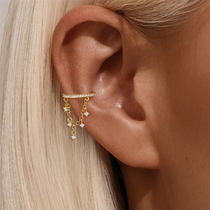 Macro di ear cuff dorato con doppie nappe a catena e accenti di zircone bianco brillante