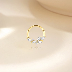 Detail van gouden kraakbeenring met marquise-zirkon en blauw opaal bladmotief design