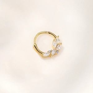 Detailopname van gouden zilveren ring met opaal en marquise zirkoon sterontwerp