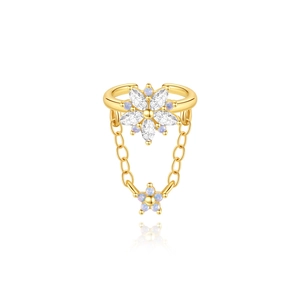 Dettaglio macro dell'orecchino a clip in argento dorato con fiori di zircone marquise