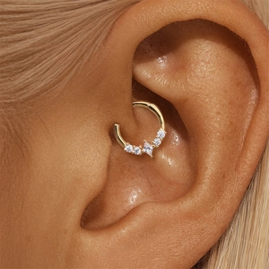 Macro-opname van s925 zilveren vergulde kraakbeenring met marquise-zirkonia